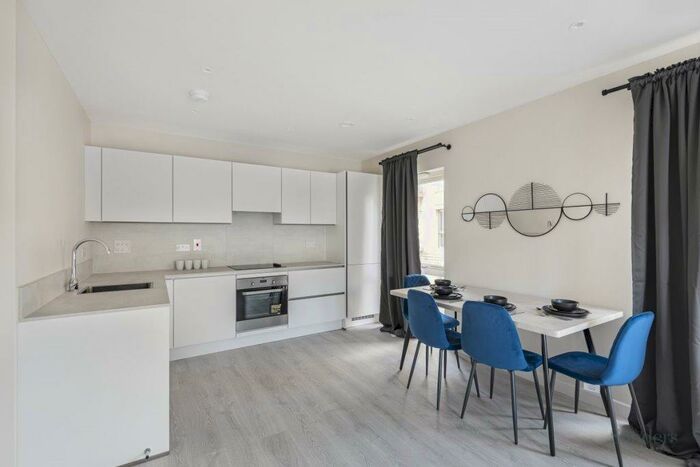 2 Bedroom Flat To Rent In Harewood Avenue, Mill Hill, Greater London, NW7