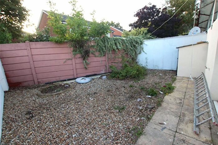 Semi-Detached House To Rent In Tomswood Hill, Ilford, IG6