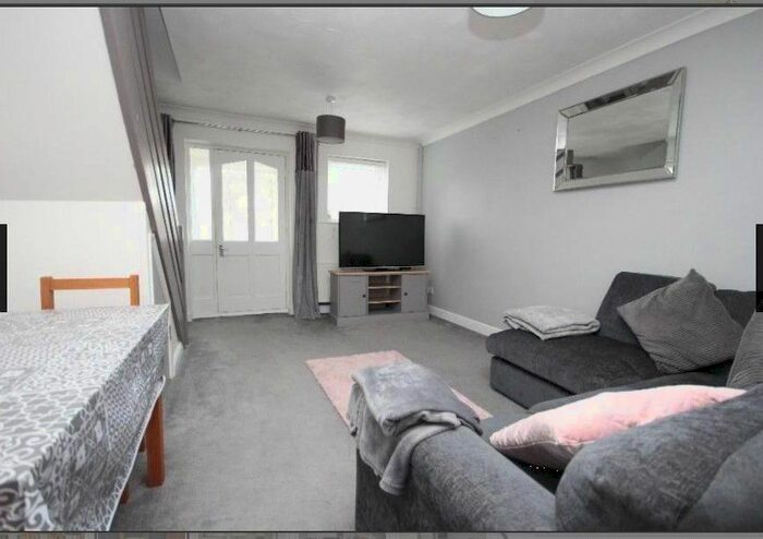 2 Bedroom Semi-Detached House To Rent In Chetnole Close, Poole, BH17