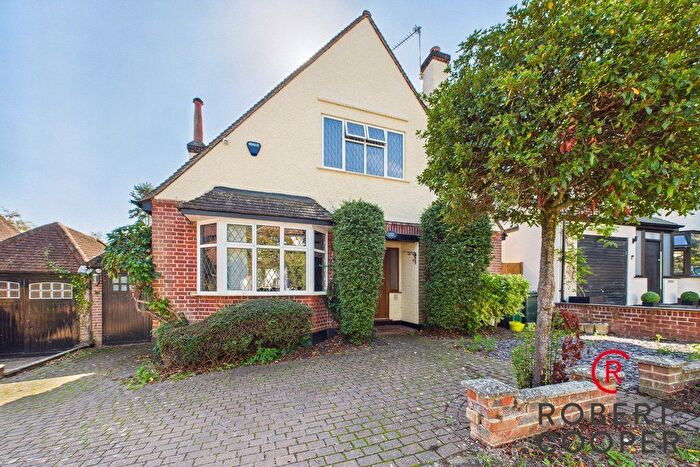 4 Bedroom Detached House For Sale In Egerton Close, Pinner, HA5