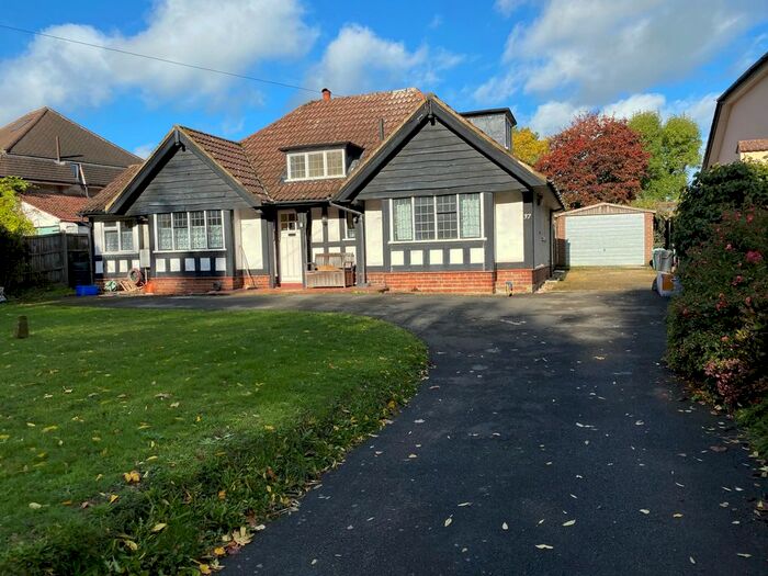 Semi-Detached House To Rent In Richings Place, North Park, Iver, SL0