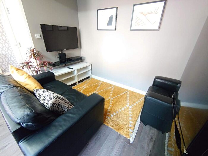 3 Bedroom Terraced House To Rent In Double Rooms, Ingrow Rd, Kensington, L6