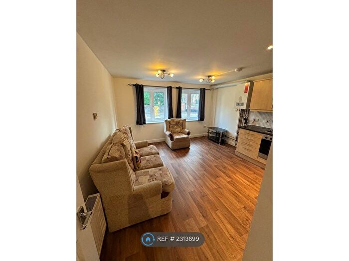 2 Bedroom Flat To Rent In Coningsby Road, High Wycombe, HP13