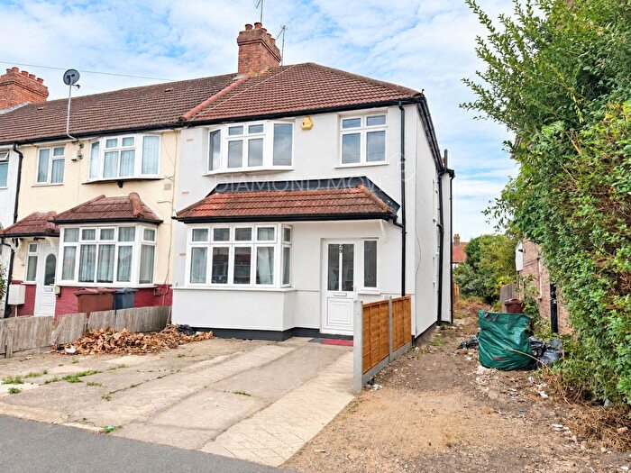 3 Bedroom Flat To Rent In Taunton Avenue, Hounslow, TW3