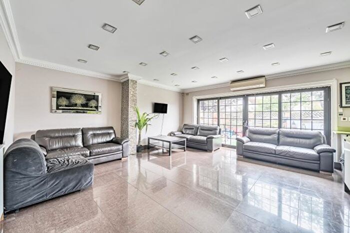 5 Bedroom Semi Detached House For Sale In Park Avenue North, London, NW10