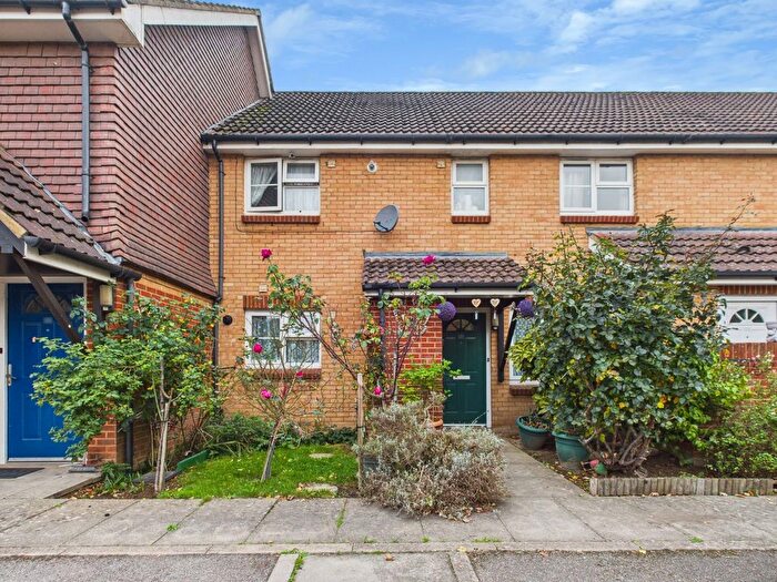 2 Bedroom Maisonette For Sale In School Lane, Slough, Berkshire, SL2