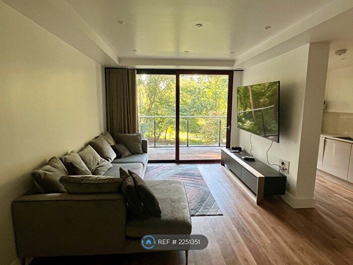 3 Bedroom Flat To Rent In Knaresborough Drive, London, SW18