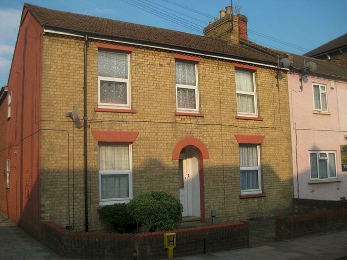 1 Bedroom Flat To Rent In Flat, Alexander Road, MK40