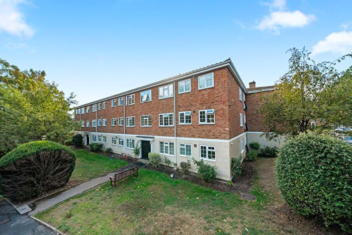 2 Bedroom Flat For Sale In Gainsborough Court, Walton-On-Thames, KT12