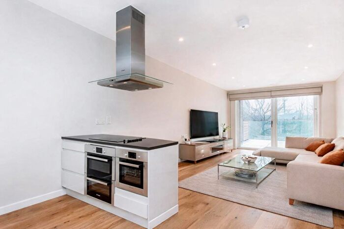 2 Bedroom Flat To Rent In Waterfront Apartments, Amberley, W9