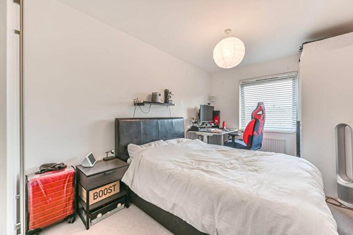 2 Bedroom Flat To Rent In Battersea Park Road, Battersea, London, SW11