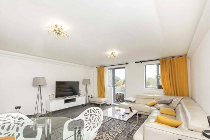 3 Bedroom Flat To Rent In Lapis Close, Willesden, NW10