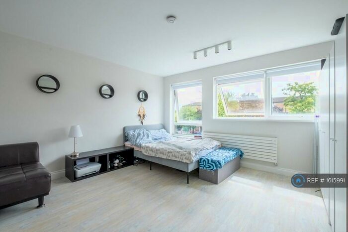 3 Bedroom Maisonette To Rent In Eynsford House, Peckham, SE15