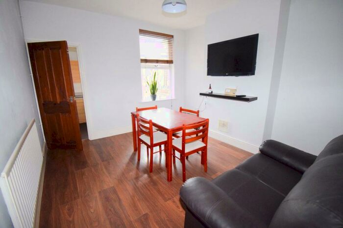 2 Bedroom House To Rent In Available Summer -, DE1