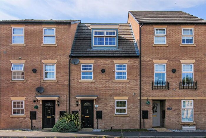 3 Bedroom Town House For Sale In Fallbrook Road, Castleford, WF10