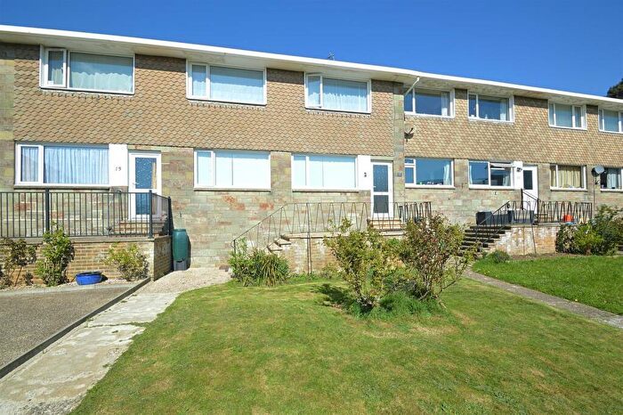 2 Bedroom Flat For Sale In Large Garage * Lake, PO36