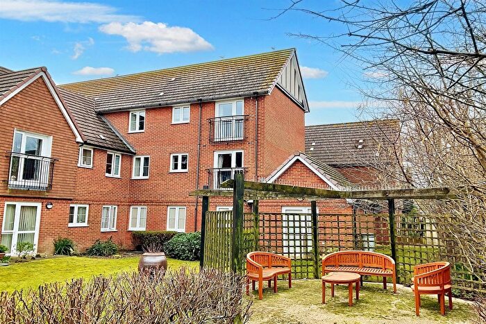 1 Bedroom Flat For Sale In White Fields Court, Manley Close, Whitfield, CT16