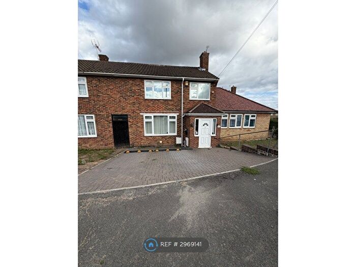 3 Bedroom End Of Terrace House To Rent In Long Readings Lane, Slough, SL2