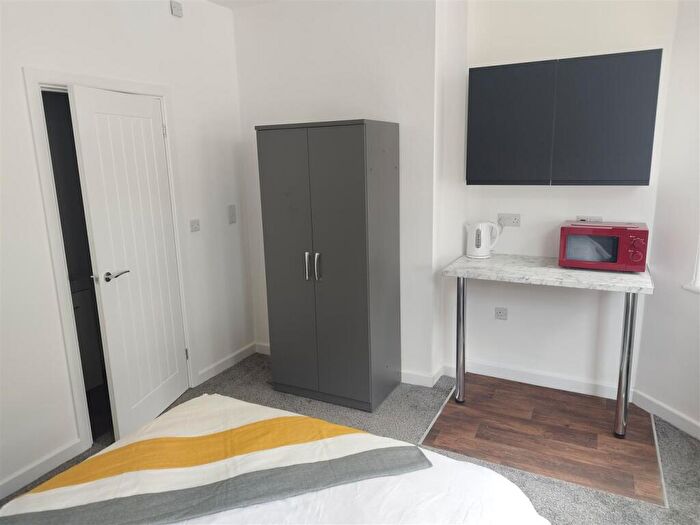 1 Bedroom Block Of Apartments To Rent In *En-Suite* Market Place, Mansfield, NG18