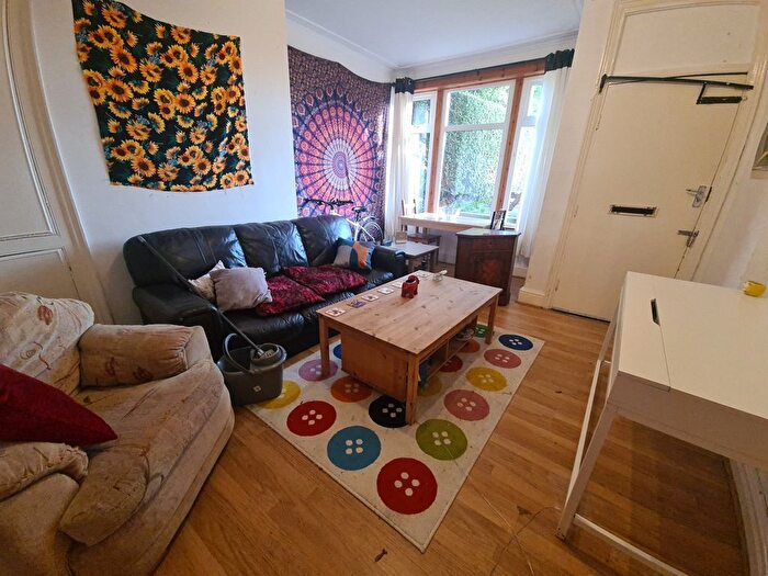 3 Bedroom Semi-Detached House To Rent In Knowle Terrace, Leeds, LS4