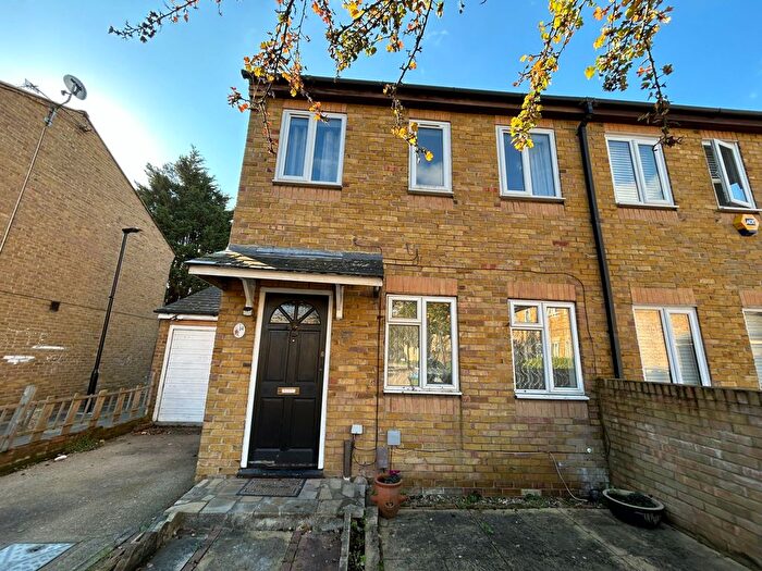 3 Bedroom Semi-Detached House To Rent In Camelot Close, London, SE28
