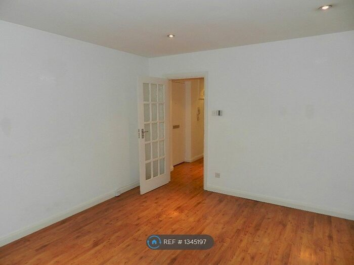 1 Bedroom Flat To Rent In Wick House, Hampton Wick, Kingston Upon Thames, KT1