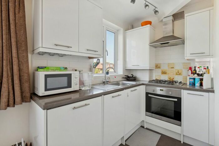 2 Bedroom Flat To Rent In High Park Road, Richmond, Surrey, TW9