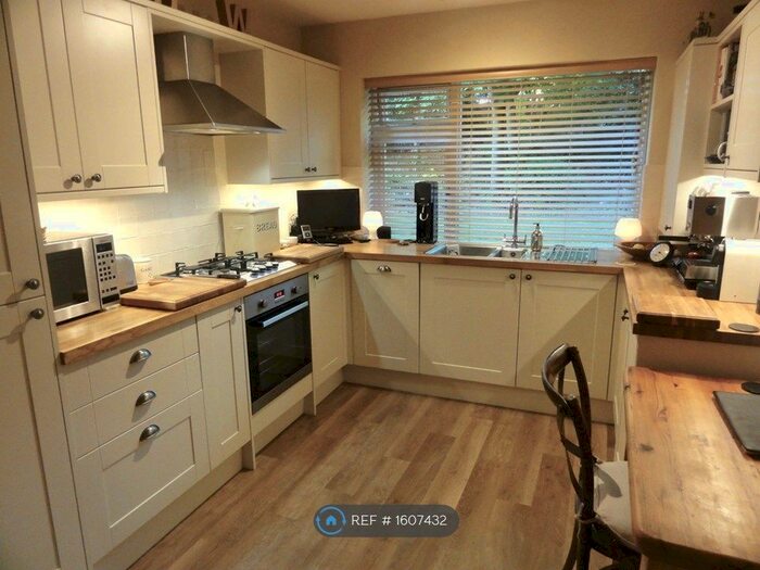 2 Bedroom Flat To Rent In Sandgate House, Beckenham, BR3