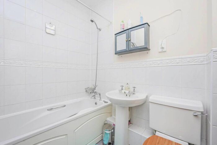 1 Bedroom Flat For Sale In Clapham Road, Oval, London, SW9
