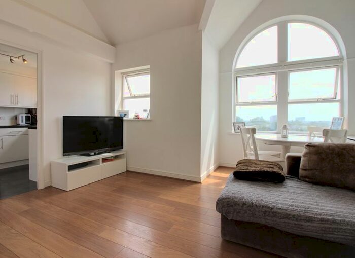 3 Bedroom Flat To Rent In Kirkland Drive, Enfield, EN2