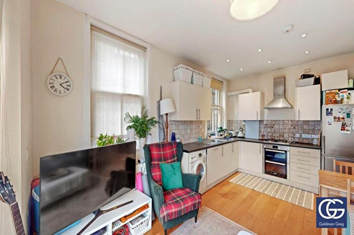 2 Bedroom Apartment To Rent In Balham Hill, London, SW12