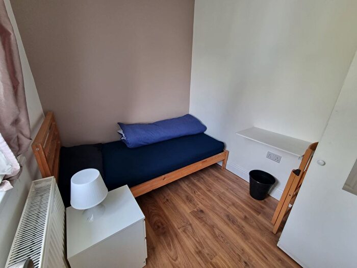Studio To Rent In Birchway, Hayes, London, UB3