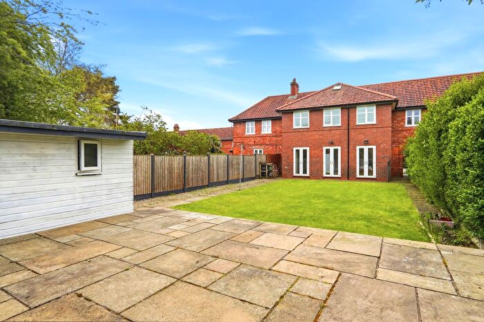 4 Bedroom End Of Terrace House For Sale In Cherry Tree Avenue, York, YO32
