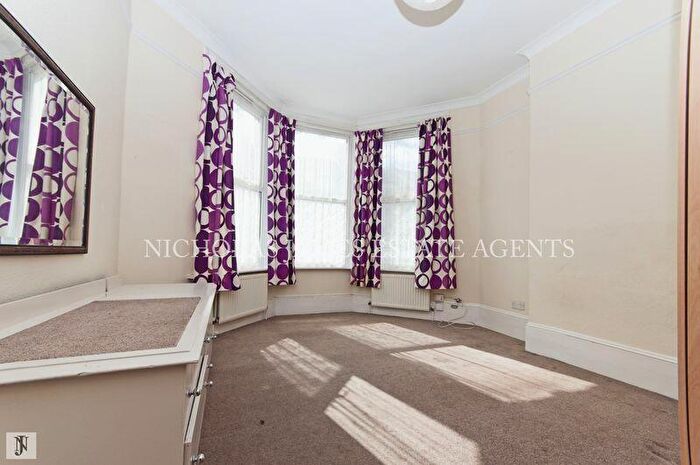 Flat To Rent In Carlingford Road, Turnpike Lane, London, N15