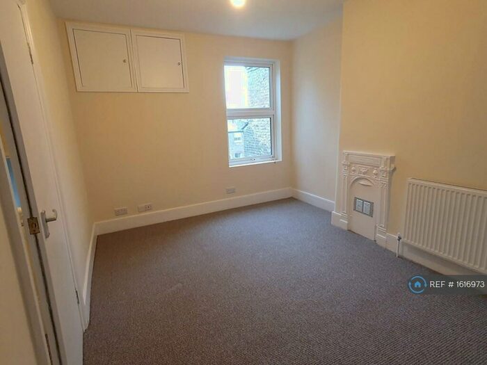 2 Bedroom Flat To Rent In Kimberley Gardens, London, N4