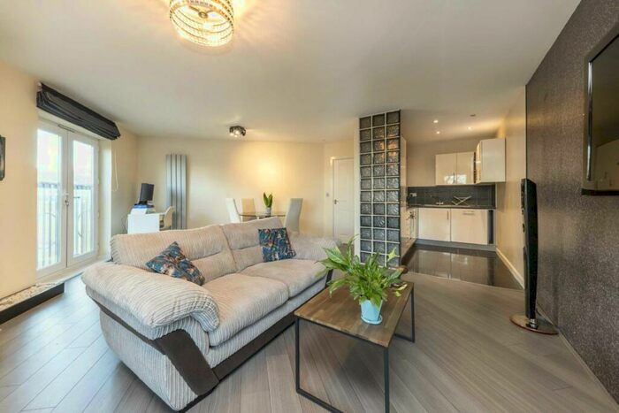 2 Bedroom Flat To Rent In Coppetts Road, London, N10