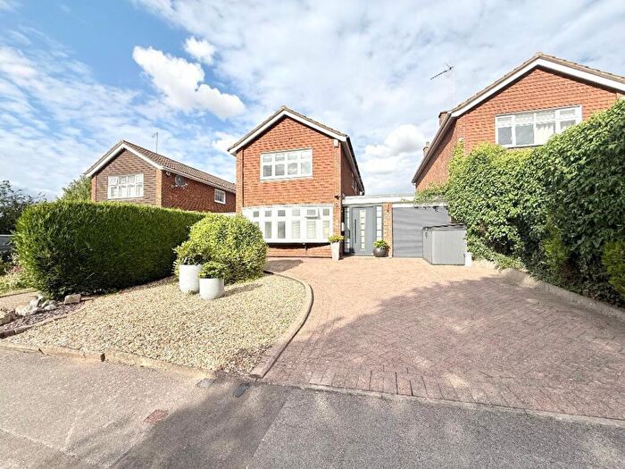 3 Bedroom Detached House For Sale In Turnpike Drive, Luton, LU3