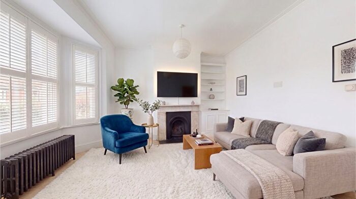 2 Bedroom Flat For Sale In The Vineyard, TW10