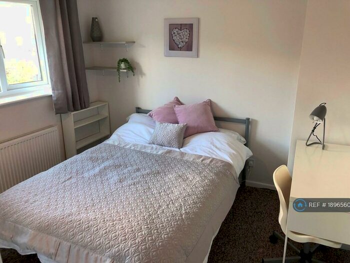 4 Bedroom Semi-Detached House To Rent In Baigent Close, Winchester, SO23