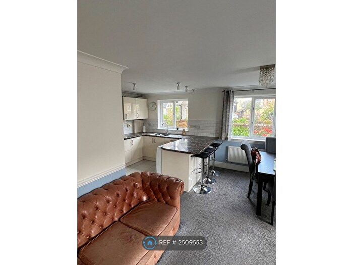 2 Bedroom Flat To Rent In Thames Close, Hampton, TW12