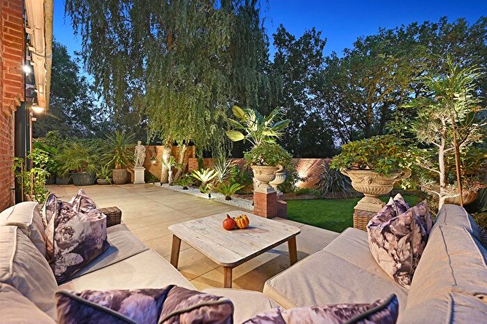 5 Bedroom Detached House For Sale In Vernon Drive, Stanmore, HA7