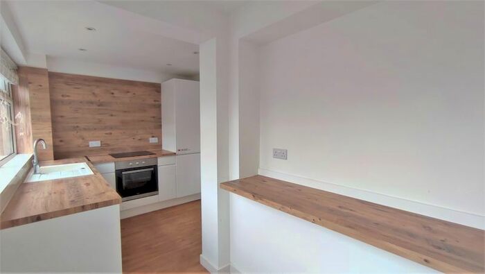 2 Bedroom Flat To Rent In South Street, Farnham, GU9