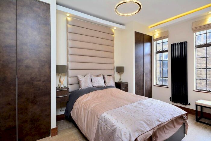 2 Bedroom Flat To Rent In Hallam Street, Marylebone, London, W1W