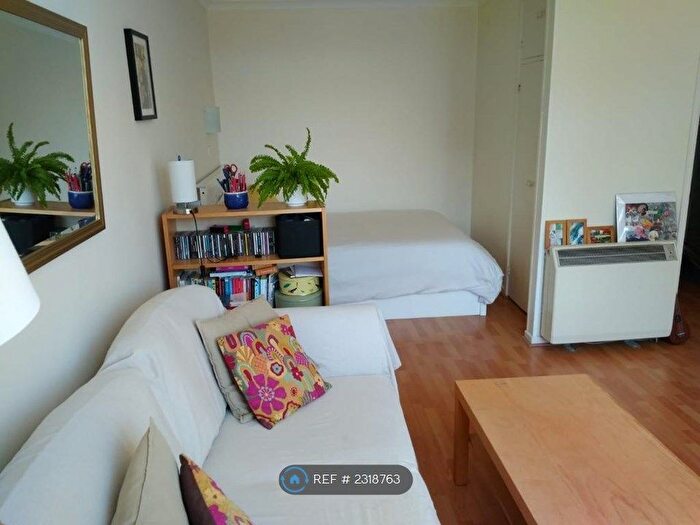 Studio To Rent In Avon Court, London, SW15