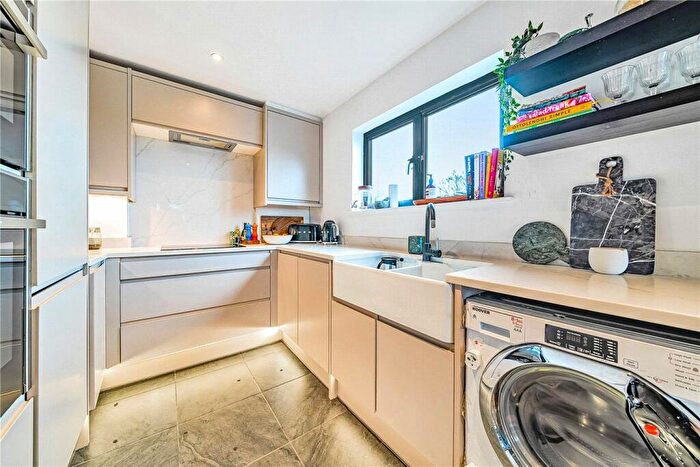 2 Bedroom Apartment To Rent In New Cross Road, London, SE14