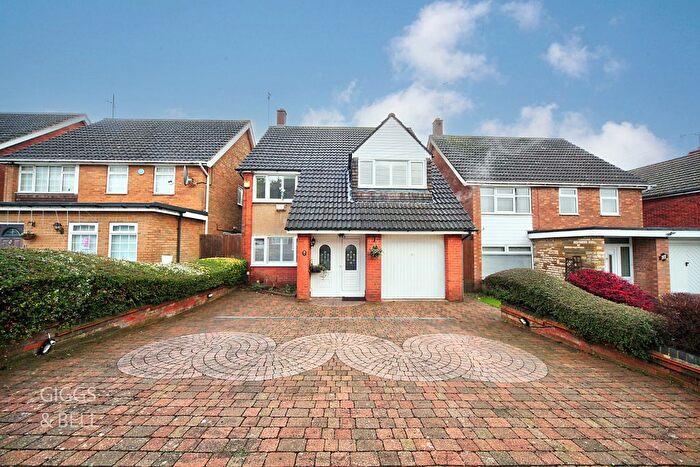 4 Bedroom Detached House For Sale In Fairford Avenue, Luton, Bedfordshire, LU2