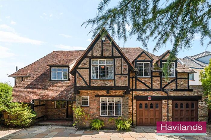 4 Bedroom Detached House For Sale In Broad Walk, London, N21