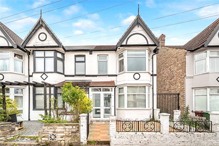 3 Bedroom End Of Terrace House For Sale In Hampton Road, Chingford, E4