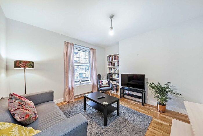 3 Bedroom Flat To Rent In Tilson Gardens, Brixton, SW2