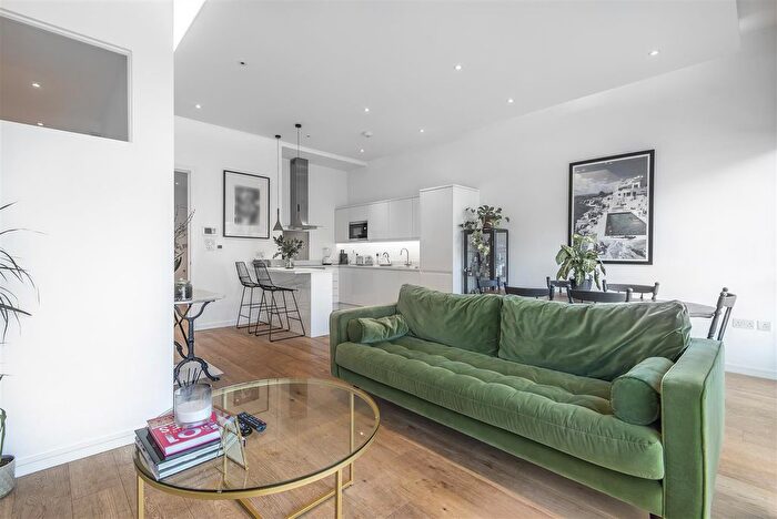 2 Bedroom Flat For Sale In Dee Road, Richmond, TW9